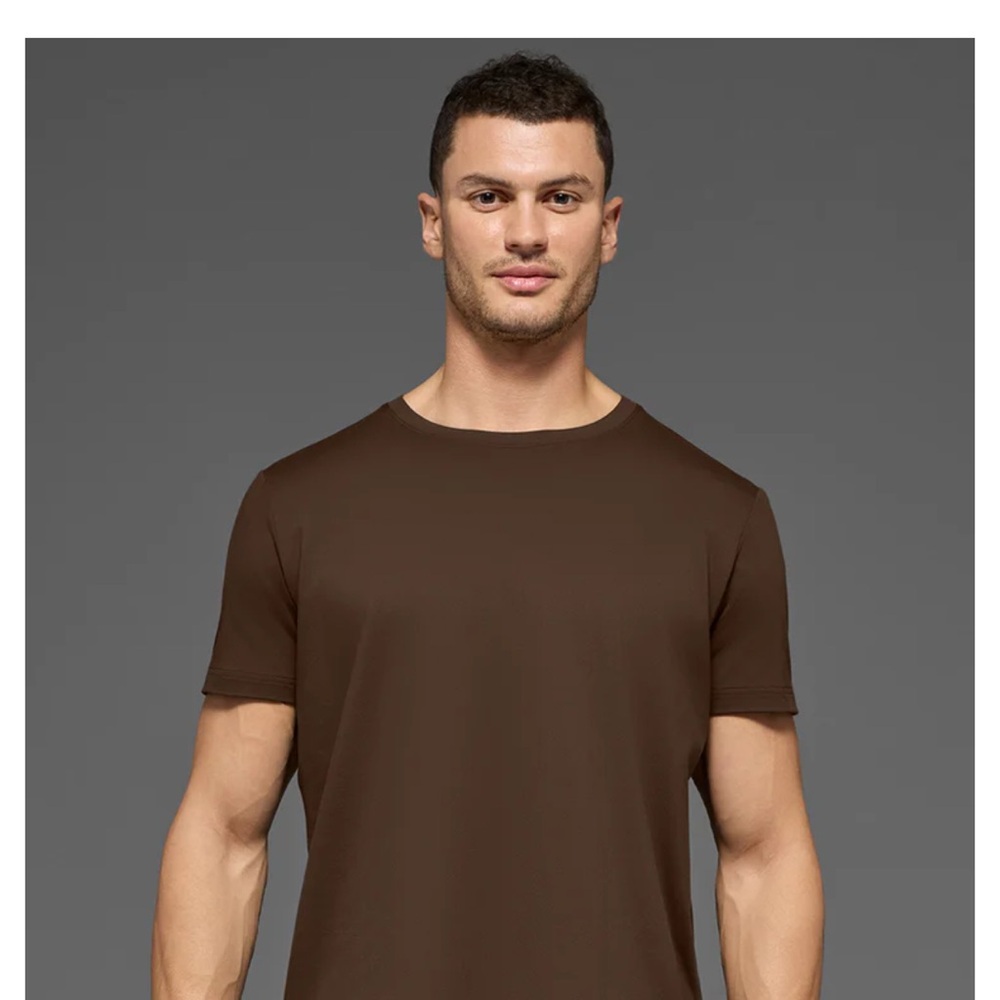 ALO Yoga Men's Chocolate Brown Short Sleeve Tee